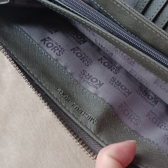 Michael Kors  wallet - Picture 11 of 16